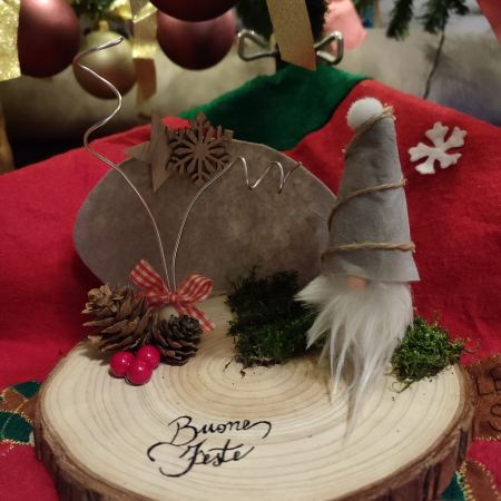 Centrotavola natalizio - Cerchio con gnometto grigio