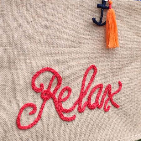 Borsa mare in juta con scritta Relax e nappina